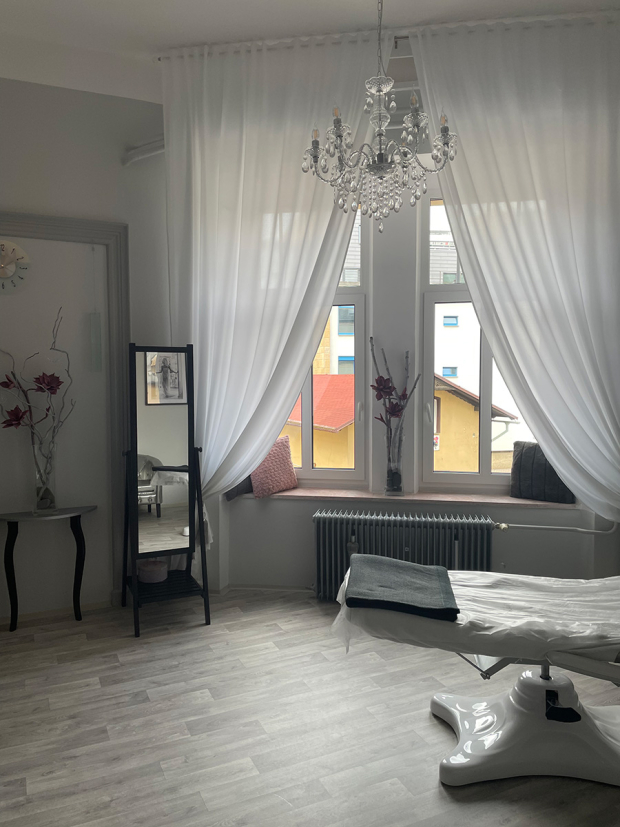 Attractive salon 9