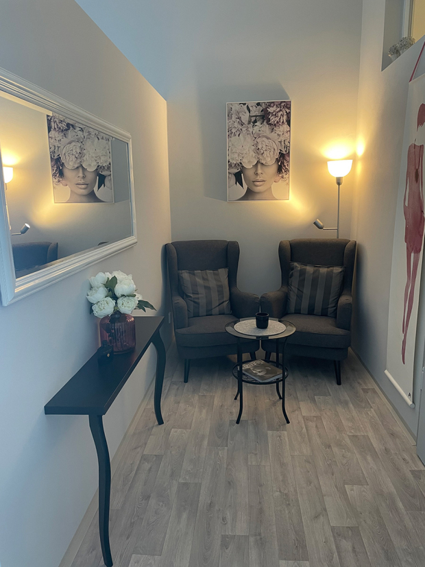 Attractive salon 7