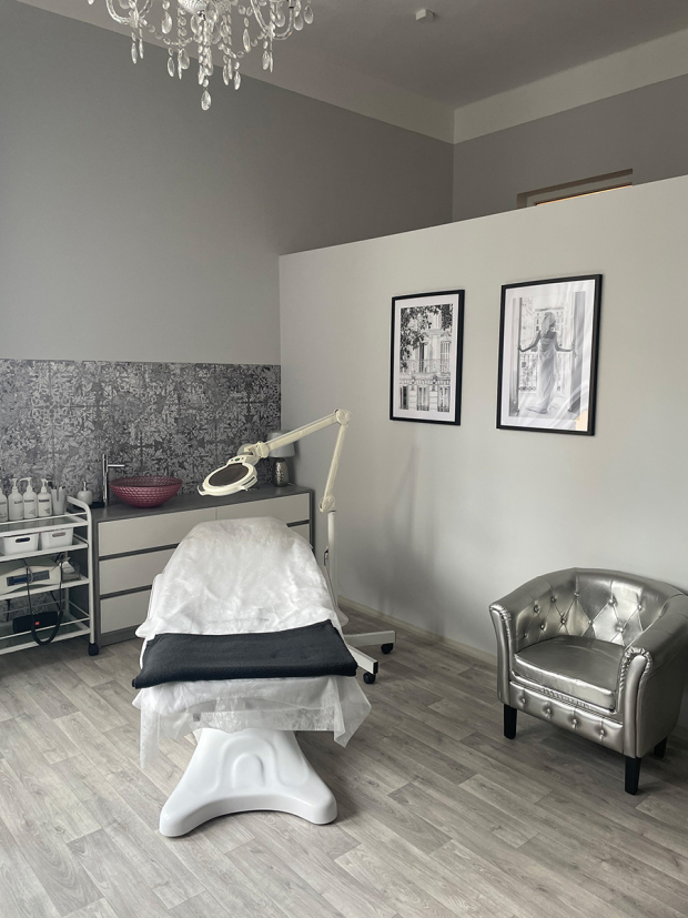 Attractive salon 10