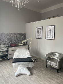 Attractive salon 10